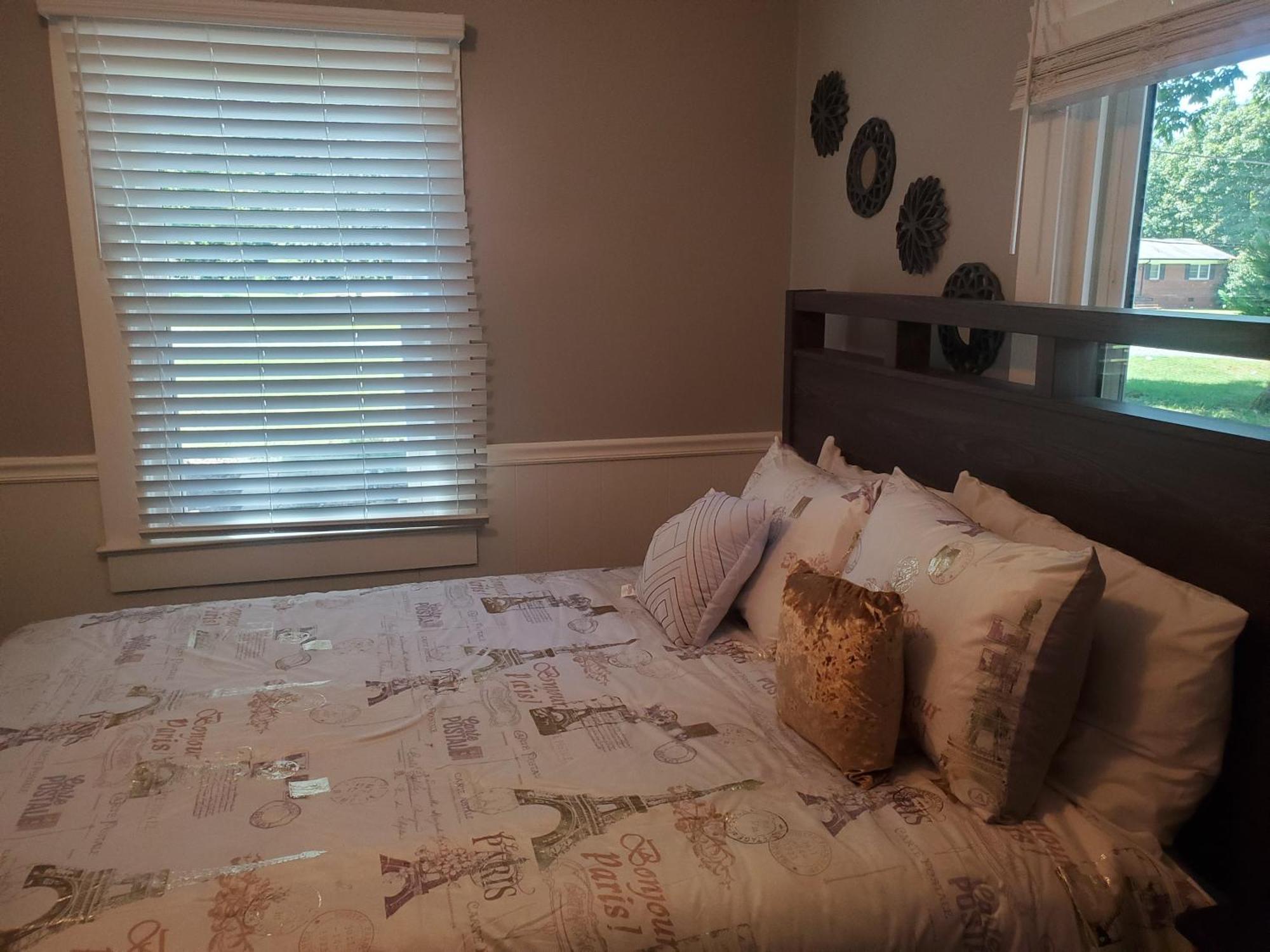 Private Single Level Standalone House Large Lot - 3 Bedrooms Charlotte Bagian luar foto
