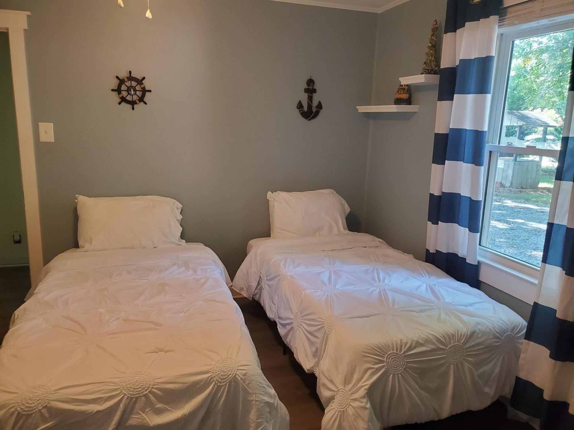 Private Single Level Standalone House Large Lot - 3 Bedrooms Charlotte Bagian luar foto