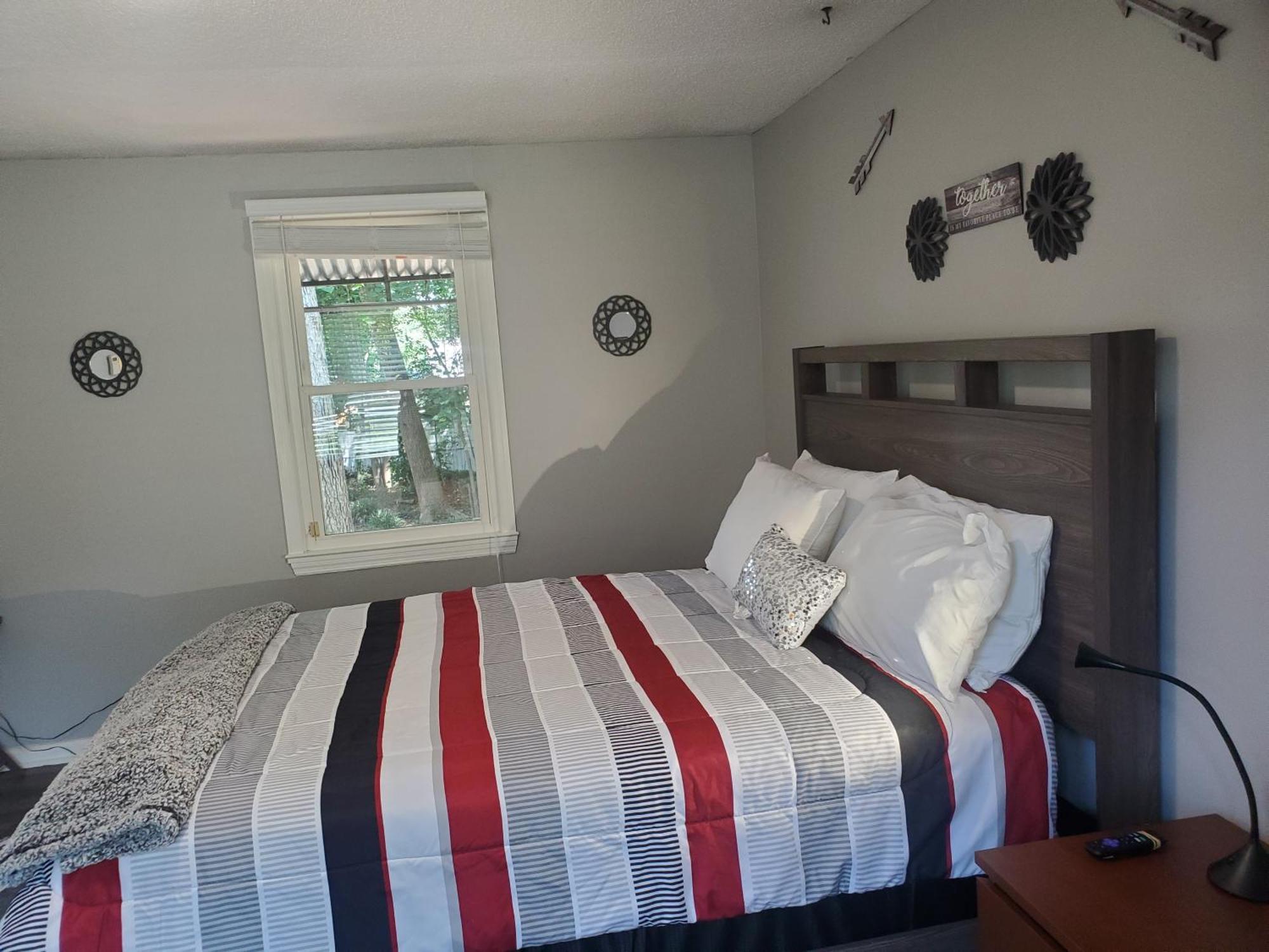 Private Single Level Standalone House Large Lot - 3 Bedrooms Charlotte Bagian luar foto